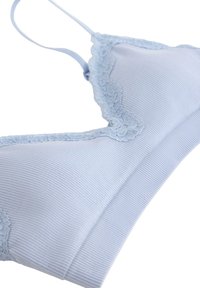 Ljusblå ribbad bralette med spetsdetaljer längs kragen och justerbara axelband, med en mjuk och slät textur.