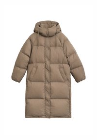 Abrigo tipo puff en beige con cuello alto, front con botones, dos bolsillos laterales y capucha. Presenta un diseño acolchado para el aislamiento.