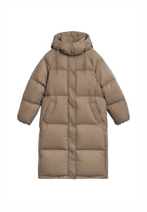 Parka imbottita beige con colletto alto, chiusura con bottoni, due tasche laterali e cappuccio. Presenta un design trapuntato per l'isolamento.