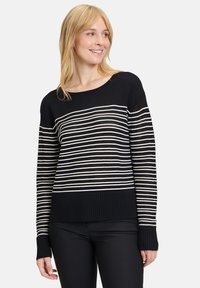 Schwarzer und cremefarbener gestreifter Pullover mit Rundhalsausschnitt, der ein strukturiertes Strickdesign sowie gerippte Abschlüsse und Saum aufweist.