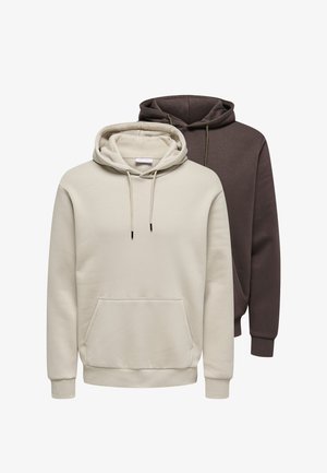 Zwei Kapuzenpullover: einer in hellbeige mit einer vorderen Tasche, der andere in dunkelbraun. Beide verfügen über Kordeln und gerippte Bündchen.