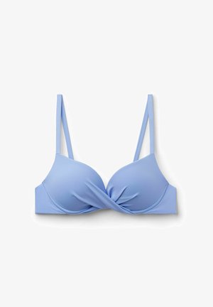 Hellblauer gepolsterter BH mit verdrehtem Vorderteil und verstellbaren dünnen Trägern vor weißem Hintergrund.