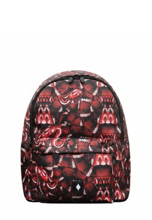 Batoh s červeným a černým vzorem hadí kůže, přední kapsa na zip a černé jezdecí přezky na bílém pozadí.