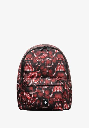Rygsæk med rødt og sort slangeskinds mønster, lynlåslomme foran og sorte lynlåstræk mod en hvid baggrund.