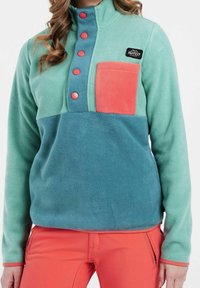 Fleecowy pulower w kolorze teal i miętowym, z koralową kieszenią na piersi, pięcioma kontrastującymi guzikami i wysokim kołnierzem.