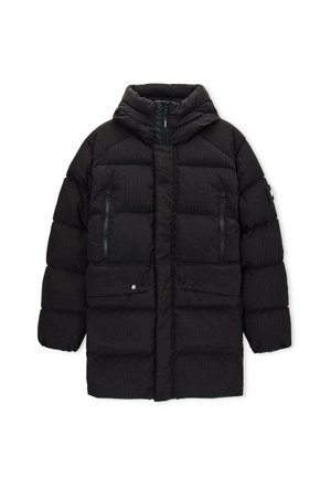 Doudoune noire avec capuche, présentant une texture matelassée, des poches zippées à l'avant et des boutons-pression sur le bas devant.