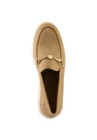 Beiger Leder-Mokassinschuh im Stil mit einer goldenen dekorativen Hardware-Akzentuierung und kontrastierenden Nähten, mit glatter Textur und einem geschmeidigen Design zum Hineinschlüpfen.