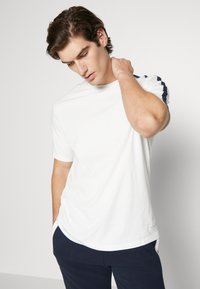 Tommy Hilfiger TEE LOGO ESTABLISHED - Camiseta de pijama - ecru
