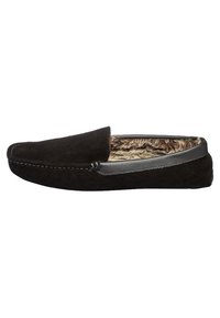 Crne suede papuče s mekim krznom unutar, s ravnim potplatom i glatkim kožnim obrubom duž otvora. Jednostavan, elegantan dizajn.