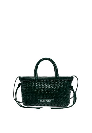Bolso tote tejido verde con dos asas, correas laterales ajustables y una etiqueta de marca. Presenta una superficie texturizada y parte superior redondeada.