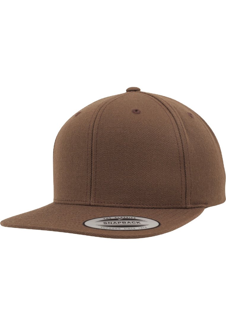 Bruine snapback cap van gestructureerde stof, met een plat vizier en een ronde bovenkant, voorzien van een ronde witte label aan de voorkant.