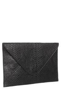 Pochette enveloppe en cuir noir avec un motif texturé peau de serpent, dotée d'un rabat pointu et d'un design épuré et minimaliste.
