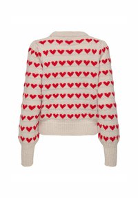 Sweter dziergany z jasnobeżową podstawą, zdobiony naprzemiennymi czerwonymi wzorami serc. Ściągacze na mankietach i dole dodają faktury i struktury.