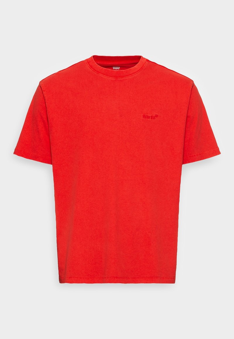 T-shirt rosso a maniche corte con colletto tondo e discreto logo Levi's ricamato sul lato sinistro del petto.