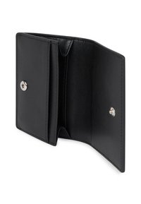 Černá kožená peněženka otevřená s viditelným cvokem na zavírání a prošívanými okraji na bílém pozadí.