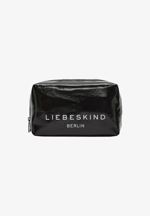 Schwarze, glänzende Kosmetiktasche mit silbernem Reißverschluss, auf der Vorderseite mit "LIEBESKIND BERLIN" in Weiß bedruckt. Rechteckiges Design, glatte Textur.