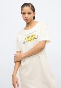 Κρεμ oversized κοντομάνικη μπλούζα με γραφικό σχέδιο κειμένου σε μαύρο και κίτρινο που γράφει "Φτιάξε λεμονάδα."