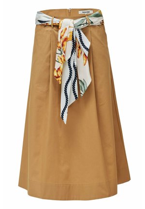 Jupe A-line en coton de couleur brun chaud avec des plis et une large écharpe blanche à motifs nouée à la taille, ornée d'accents floraux et marins.