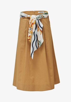 Falda A-line de algodón en marrón cálido con pliegues y una amplia bufanda blanca con patrón atada a la cintura, que presenta acentos florales y en navy.