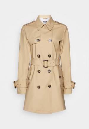 Beiger doppelseitiger Trenchcoat mit Gürtel, geknöpften Manschetten, Schulterklappen und schrägen Vorderentaschen vor einem einfarbigen Hintergrund.