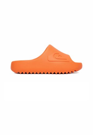 Pojedyncza pomarańczowa sandałka typu slip-on z teksturowaną trójkątną podeszwą i wytłoczonym logo po boku.
