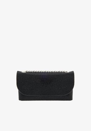 Sort tekstureret stof clutch med en buet flap og sølv kædehardware. Slank, rektangulær form med en lynlåslukning øverst.