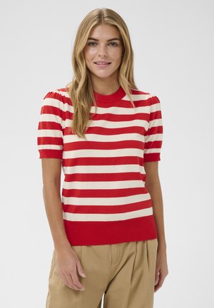 Piros és krémszínű csíkos rövid ujjú kötött pulóver kerek nyakkivágással és bordázott szegéllyel, enyhén fodros ujjakkal a textúra növeléséhez.