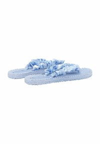 Sandalias planas tejidas en azul claro con tiras de satén fruncidas, diseñadas para uso informal.