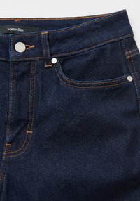 Jeans in denim blu scuro con cuciture arancioni, chiusura con bottone argento e tasca anteriore, dalla texture liscia e vestibilità su misura.