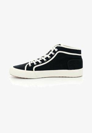 Sneaker high-top nera realizzato in tela con lacci e dettagli bianchi. Presenta una suola in gomma bianca testurizzata e dettagli di cucitura a contrasto.