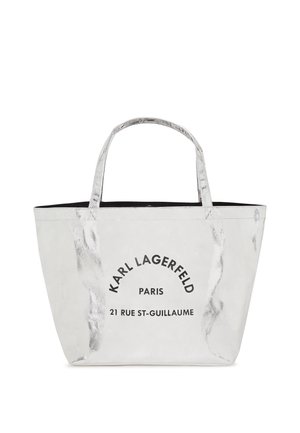 Srebrna torba na ramię z dwoma uchwytami, z czarnym napisem "Karl Lagerfeld Paris 21 Rue St-Guillaume" z przodu.