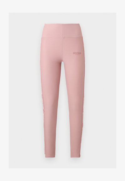 Ροζ κολάν Moschino Active με ψηλή μέση, στενή εφαρμογή και χαρακτηριστικό κείμενο στις πλευρές και κοντά στη μέση.