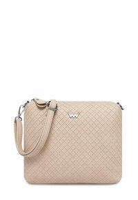 Strukturovaná béžová kabelka s diamantovým vzorem, stříbrným logem, nastavitelným ramenním popruhem a hladkou texturou.