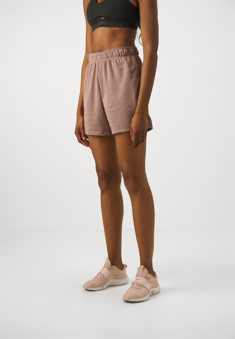 Nike Performance ATTACK SHORT - Sportske kratke hlače - smokey mauve/platinum violet