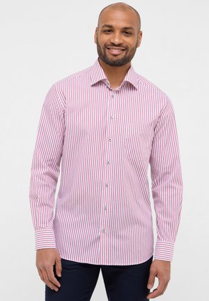 Camicia a maniche lunghe a righe rosse e bianche con colletto abbottonato. Presenta una tasca sul petto e accenti blu sui bottoni anteriori.