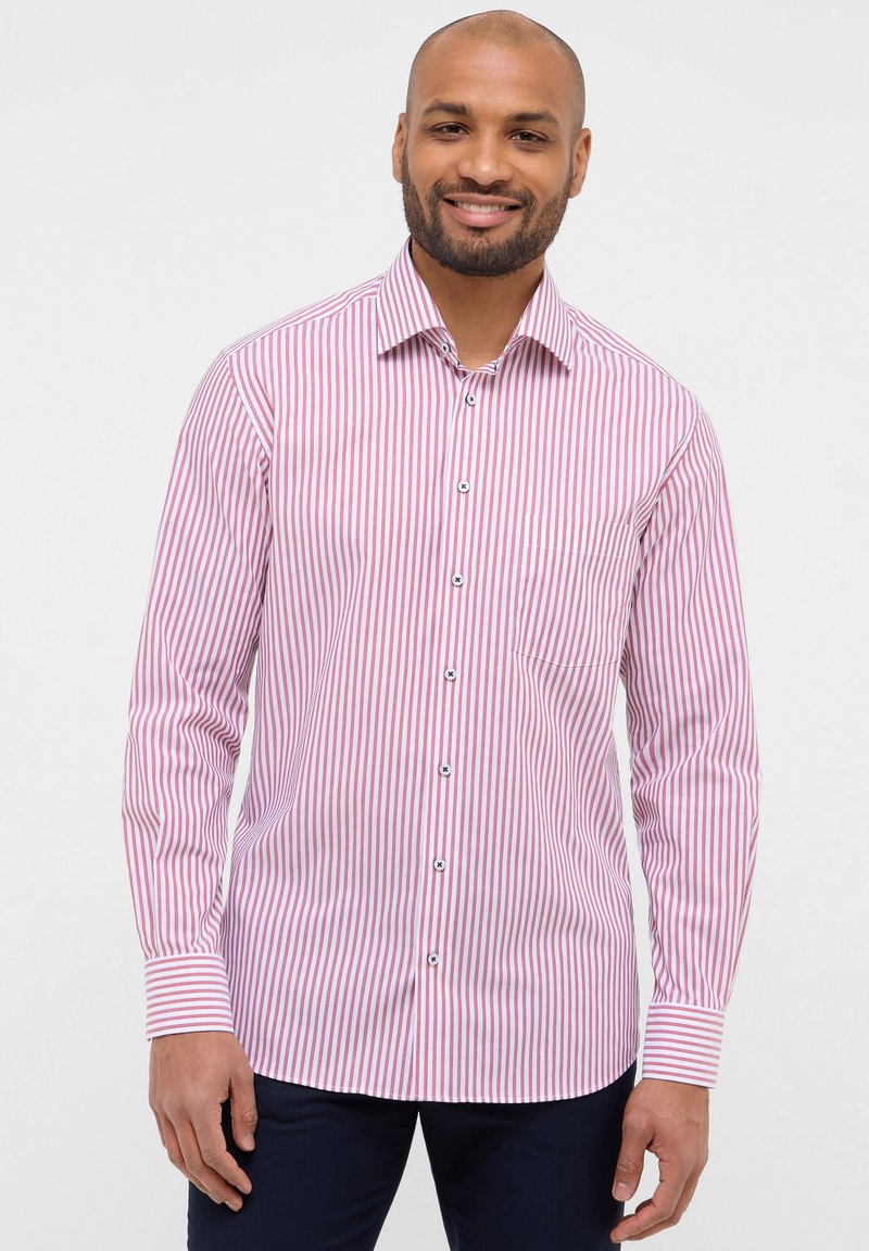 Camicia a maniche lunghe a righe rosse e bianche con colletto abbottonato. Presenta una tasca sul petto e accenti blu sui bottoni anteriori.