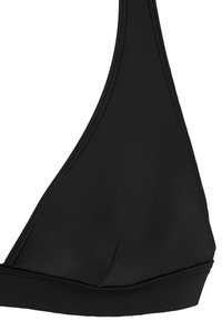 Top de bikini triángulo negro hecho de una suave tela elástica, con un diseño sin costuras, delicada costura y una banda ancha en la parte inferior.