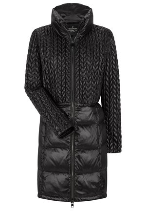 Sort lang quiltet frakke med chevron-mønster øverst og vandret polstring nederst, med høj krave og lynlåslukning foran.