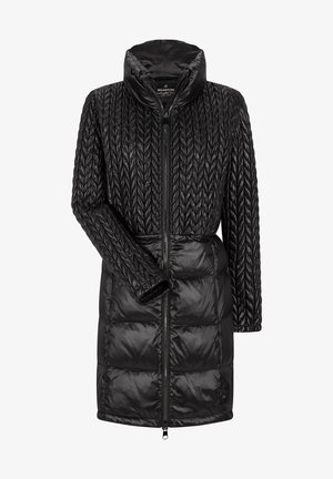 Abrigo largo negro acolchado con patrón de chevron en la parte superior y acolchado horizontal en la parte inferior, con cuello alto y cierre frontal de cremallera.