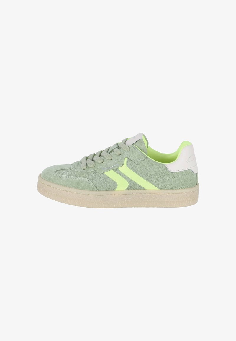 Χαμηλό παπούτσι τύπου sneaker με ανοιχτοπράσινο σουέντ, ζιγκ-ζαγκ σχέδιο, νέον κίτρινες πλαϊνές ρίγες, λευκή ταμπέλα στη φτέρνα, μπεζ σόλα και κορδόνια.