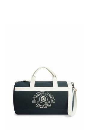 Borsa sportiva Tommy Jeans Sports Club blu scuro con manici bianchi, tracolla bianca e scritta del logo sul lato.