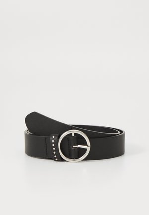 Ceinture en cuir noir avec une boucle ronde en métal argenté, des accents cloutés et une texture lisse. La ceinture a un design classique avec une forme plate.