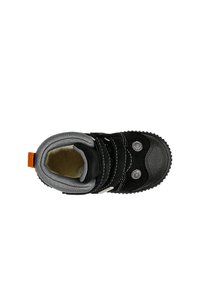 Schwarze Wildlederschuhe mit grauen Akzenten, runden Knöpfen und einer strukturierten Gummisohle. Verfügt über einen gepolsterten Kragen und eine orangefarbene Zuglasche.