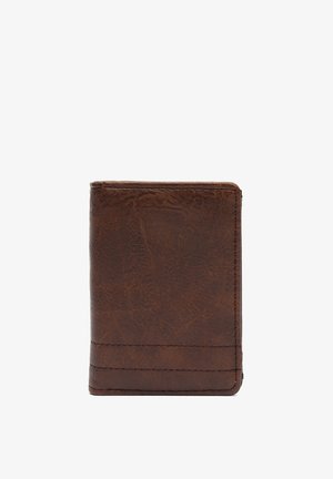Portafoglio bifold in pelle marrone con cuciture visibili sul fronte, posizionato in verticale su sfondo bianco.