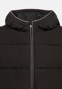 Chaqueta de plumas negra con capucha forrada, que cuenta con un cierre central de cremallera y un borde en un rosa claro que contrasta alrededor de la capucha y la cremallera.