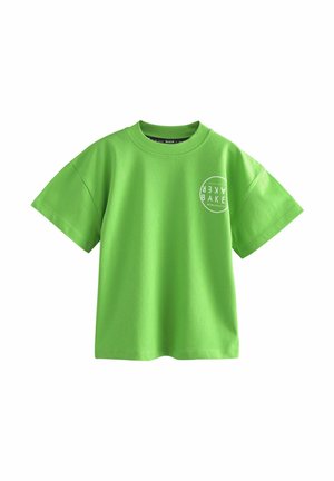 Zeleni pamučni majica s kratkim rukavima, okruglim izrezom i okruglim bijelim logom na prednjoj strani, koji sadrži podebljani tekst i jednostavan dizajn.