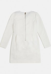 Biała sukienka z długimi rękawami, teksturowany materiał, okrągły dekolt i zamek z tyłu. Prosty design bez wzorów czy akcentów.