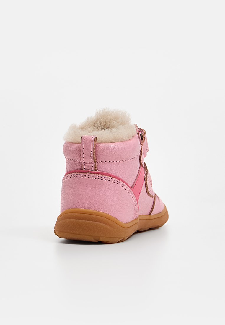 Rosa Leder-Ankle-Boots mit einem weichen Fellfutter, ausgestattet mit einem Klettverschluss und einer Gummisohle. Abgerundete Form mit kontrastierenden Akzenten.