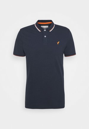 Marineblauw poloshirt van katoen, met een contrasterende oranje-wit gestreepte kraag, twee knopen en een geborduurd logo op de borst.