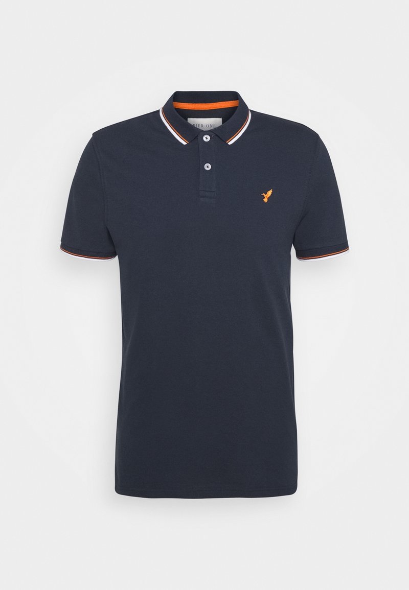Polo bleu marine en coton, avec un col rayé contrastant orange et blanc, deux boutons et un logo brodé sur la poitrine.